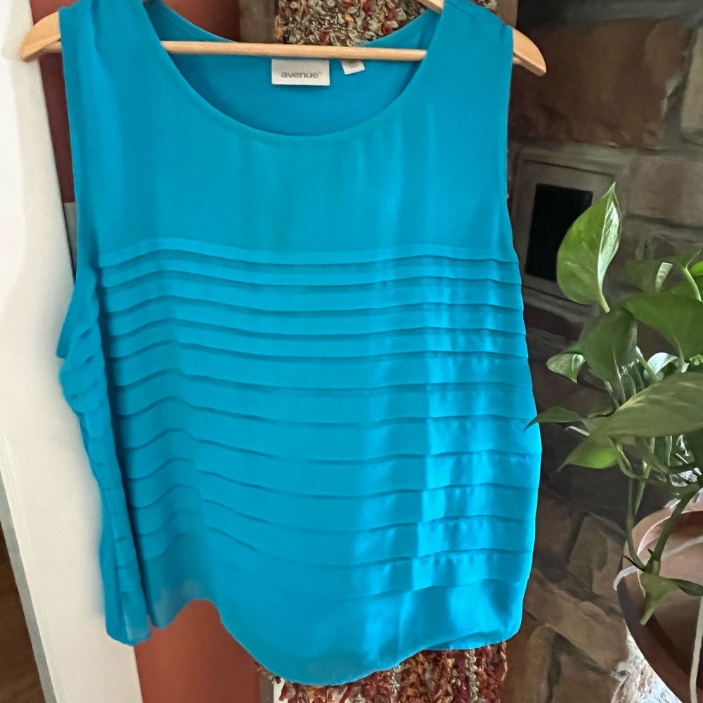 Beautiful colored tank. EUC